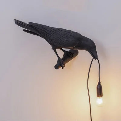 Moderne Bordlampe med Harpiksfugl og LED-belysning