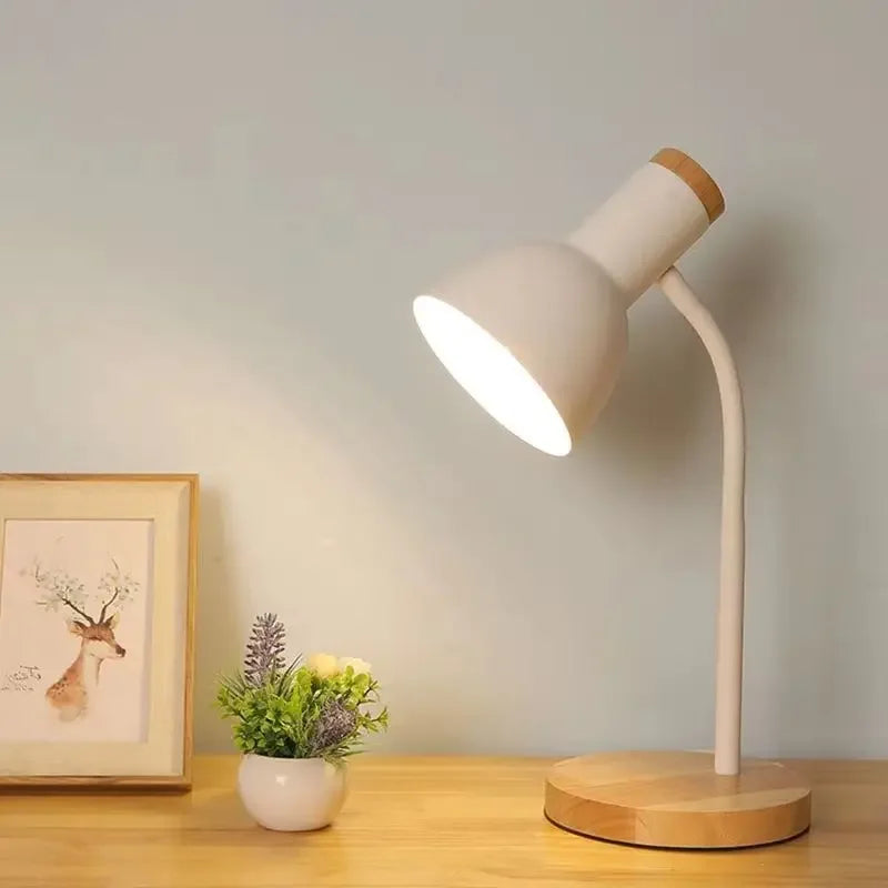Skandinavisk Træ- og Jern LED Skrivebordslampe med Justerbar Belysning
