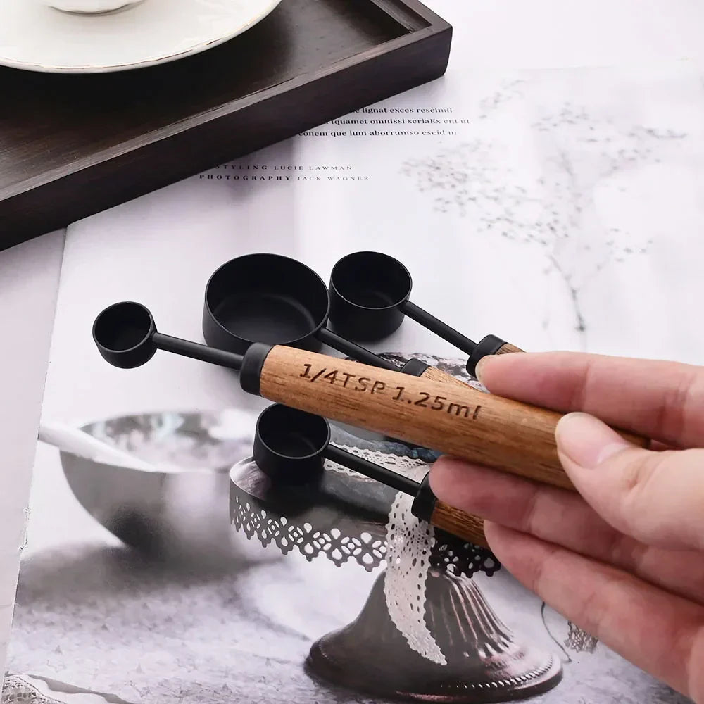 Målekopper og Skeer i Rustfrit Stål med Træhåndtag