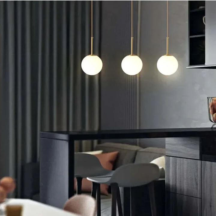 Mid-Century Modern Pendellampe med Frostet Glaskugle og Hvid Skærm