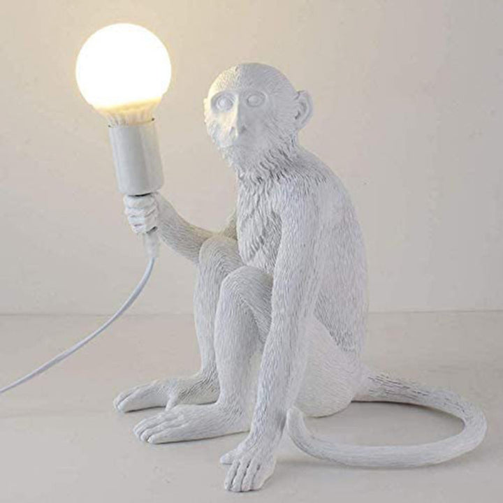 Siddende Abe Bordlampe i Holdbar Resin