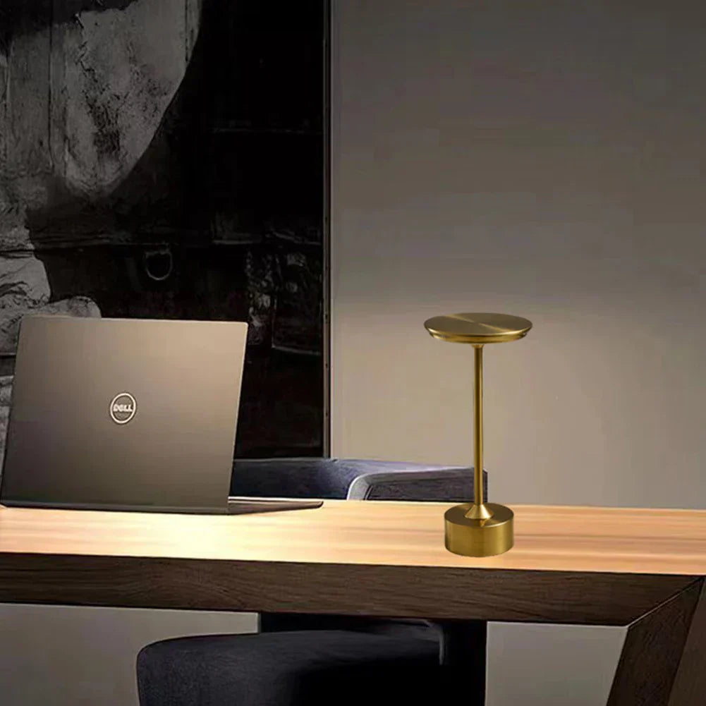 Chic LED Bordlampe i Sort, Guld eller Sølv