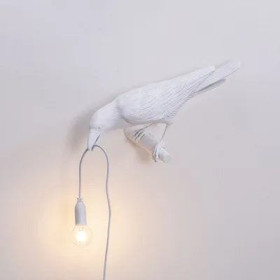 Moderne Bordlampe med Harpiksfugl og LED-belysning