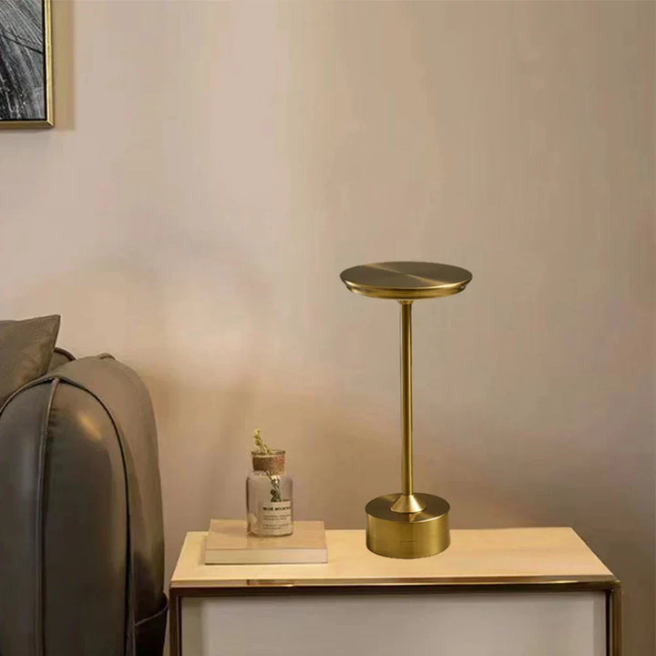 Chic LED Bordlampe i Sort, Guld eller Sølv
