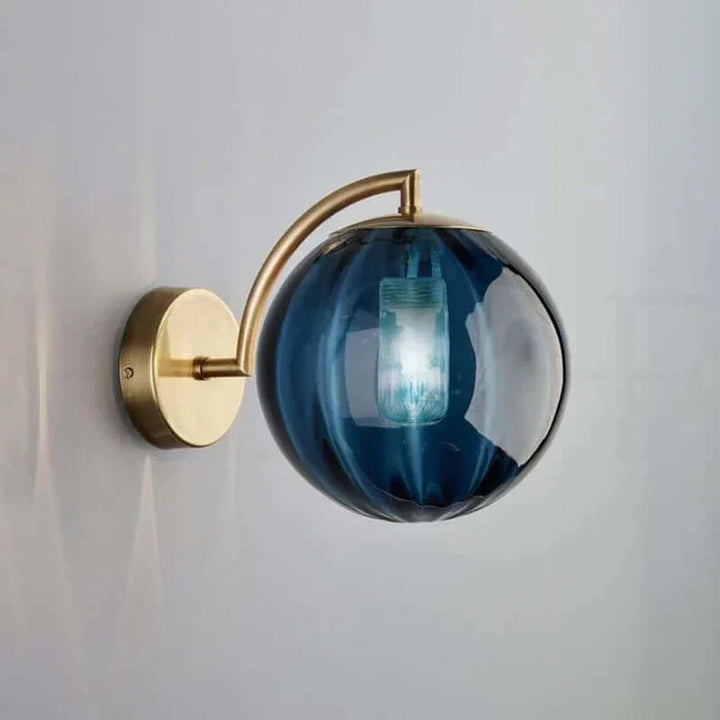 Farverig Glas Væglampe med Guldbase og LED Belysning