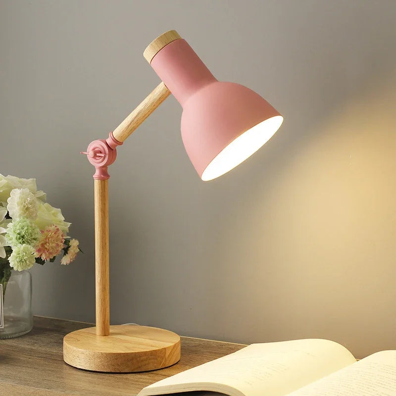 Justerbar Træbordlampe i Nordisk Design med Aluminiumsskærm