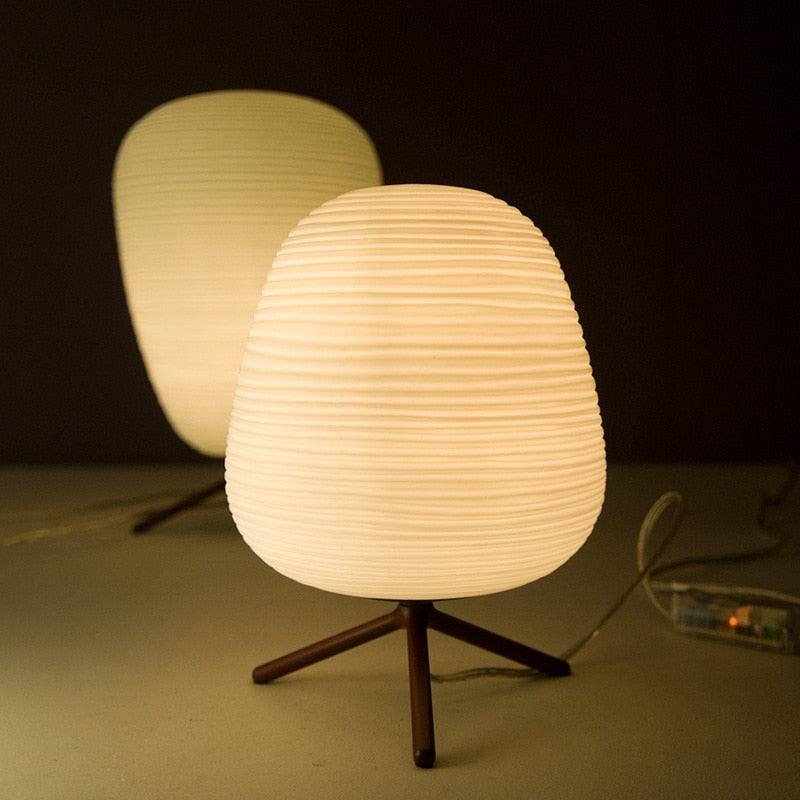 Japansk Inspireret Bordlampe med Frostet Glasdiffuser og Metalbund