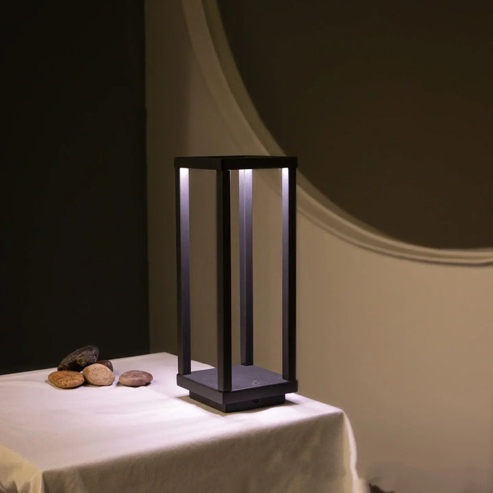 Trådløs Aluminium Bordlampe med Minimalistisk Design