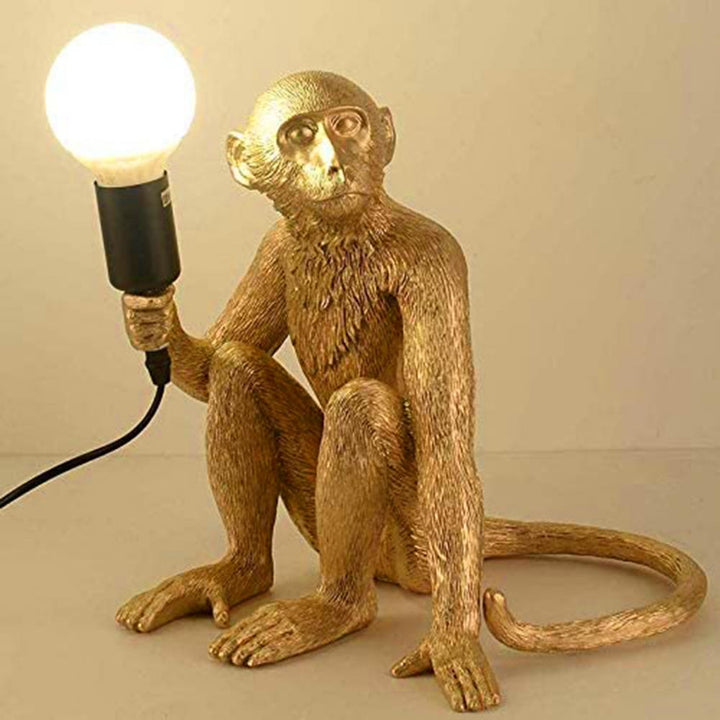 Siddende Abe Bordlampe i Holdbar Resin