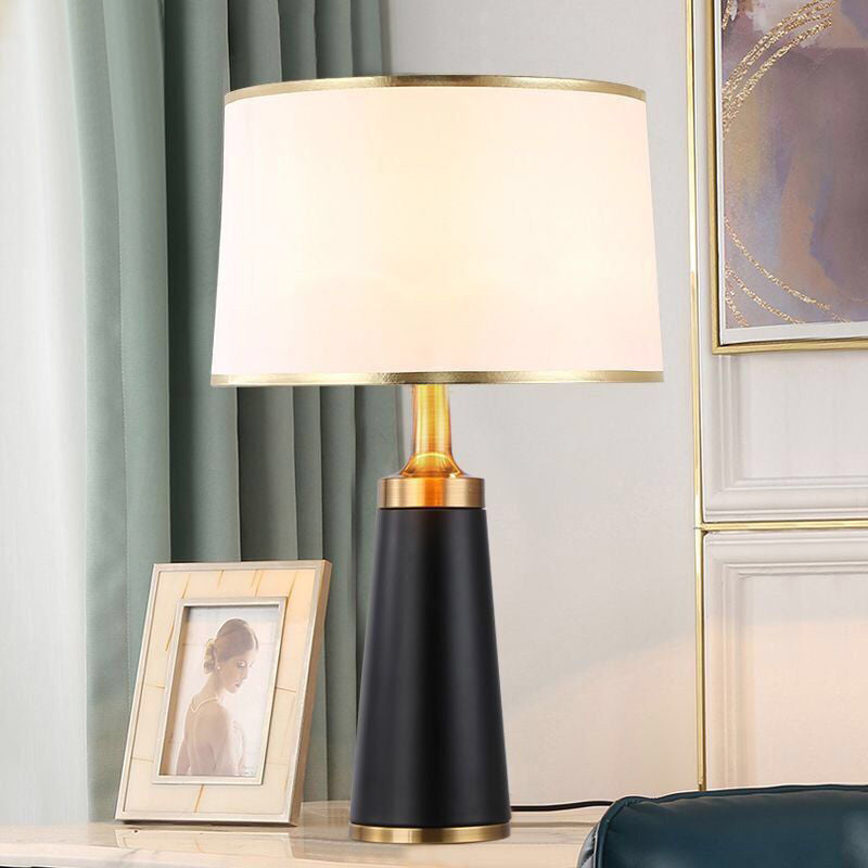 Moderne Jern Bordlampe med Tekstilskærm