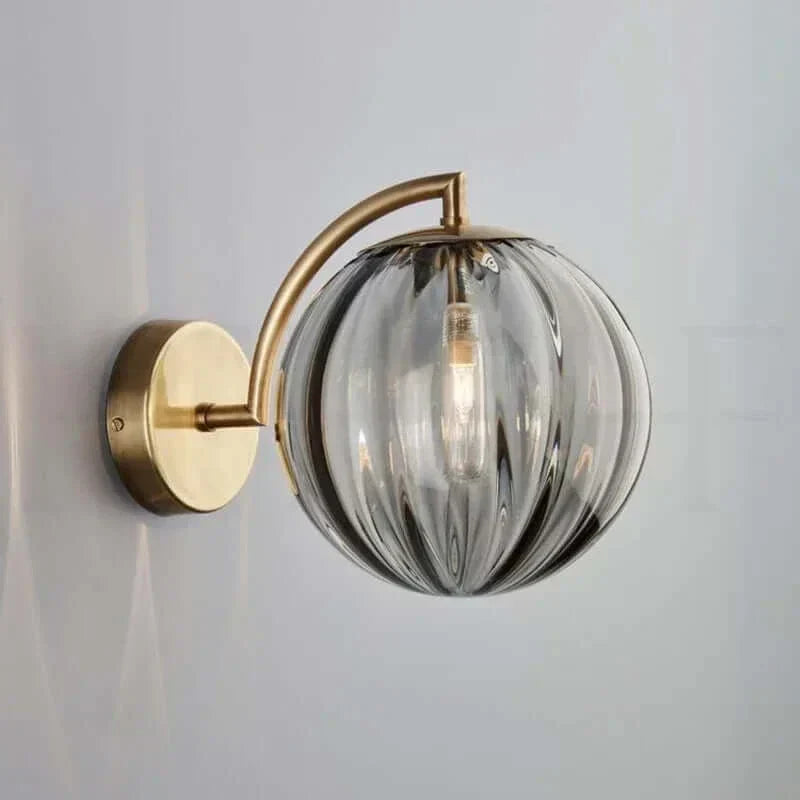 Farverig Glas Væglampe med Guldbase og LED Belysning