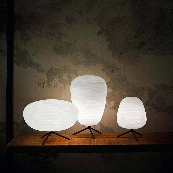 Japansk Inspireret Bordlampe med Frostet Glasdiffuser og Metalbund