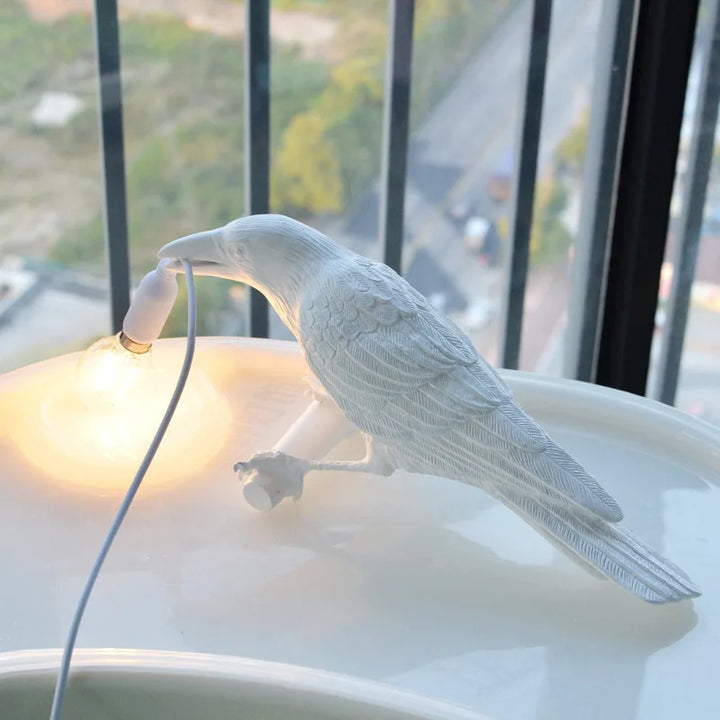 Moderne Bordlampe med Harpiksfugl og LED-belysning