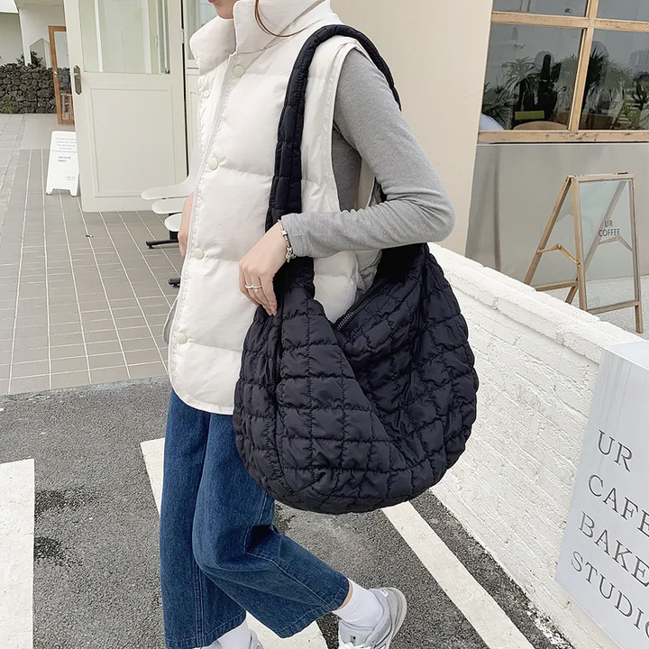 Rummelig X-Large Quilted Skuldertaske i Nylon