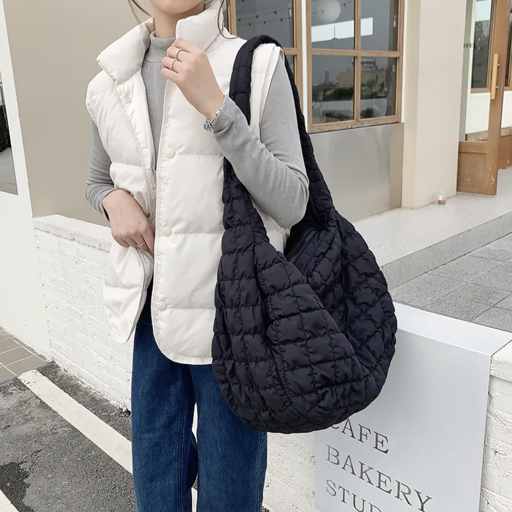 Rummelig X-Large Quilted Skuldertaske i Nylon