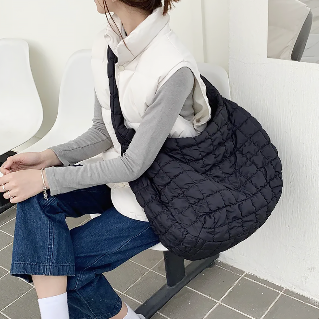 Rummelig X-Large Quilted Skuldertaske i Nylon