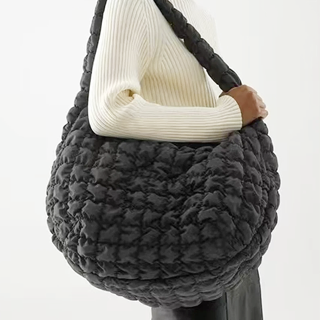 Rummelig X-Large Quilted Skuldertaske i Nylon