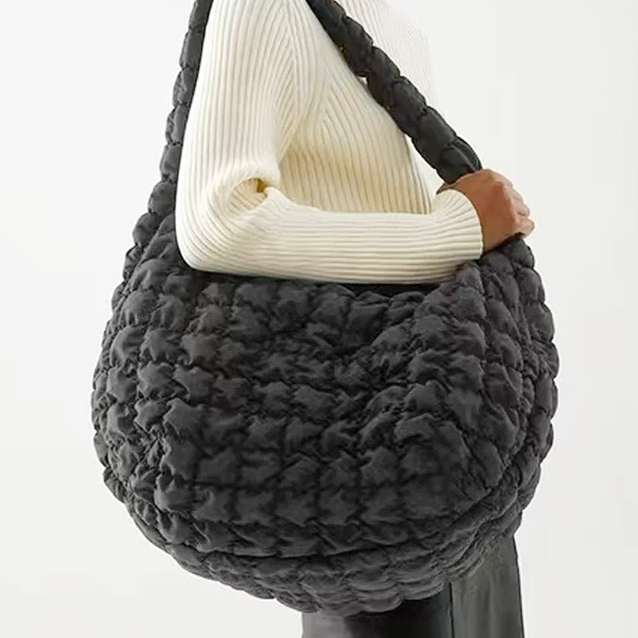 Rummelig X-Large Quilted Skuldertaske i Nylon
