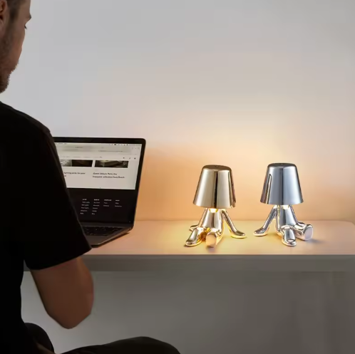 Elegant Bordlampe med Varm Glød og Moderne Design