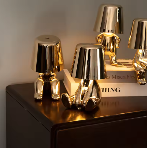 Elegant Bordlampe med Varm Glød og Moderne Design