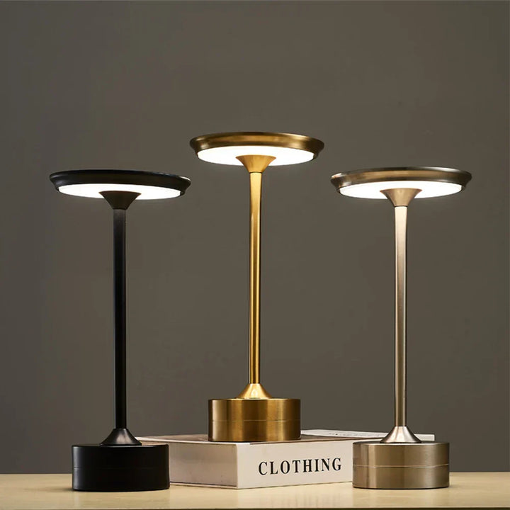 Chic LED Bordlampe i Sort, Guld eller Sølv