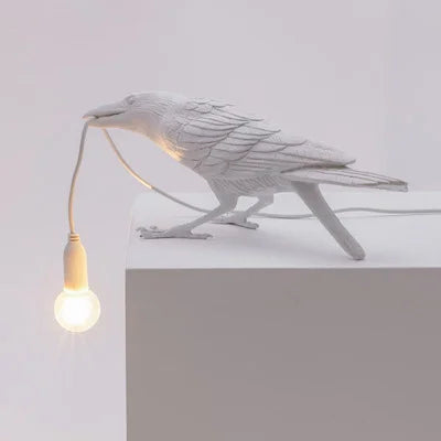 Moderne Bordlampe med Harpiksfugl og LED-belysning