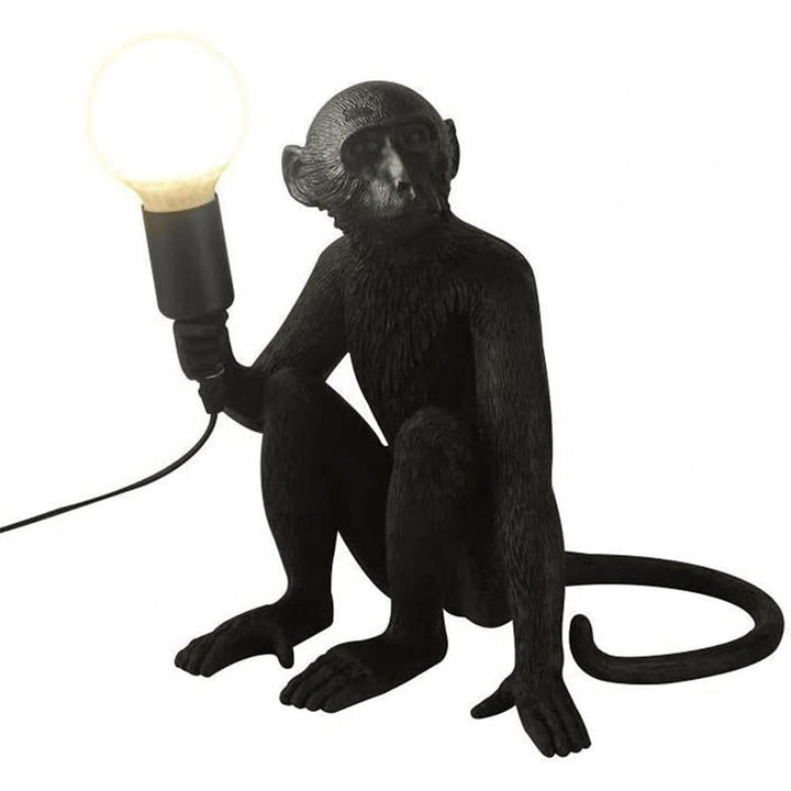 Siddende Abe Bordlampe i Holdbar Resin