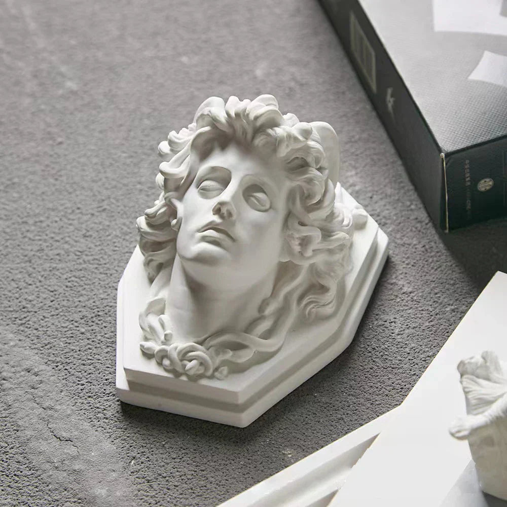 Håndmalet Nordisk Gips Figur med Kunstnerisk Design