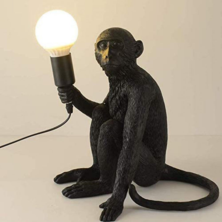 Siddende Abe Bordlampe i Holdbar Resin
