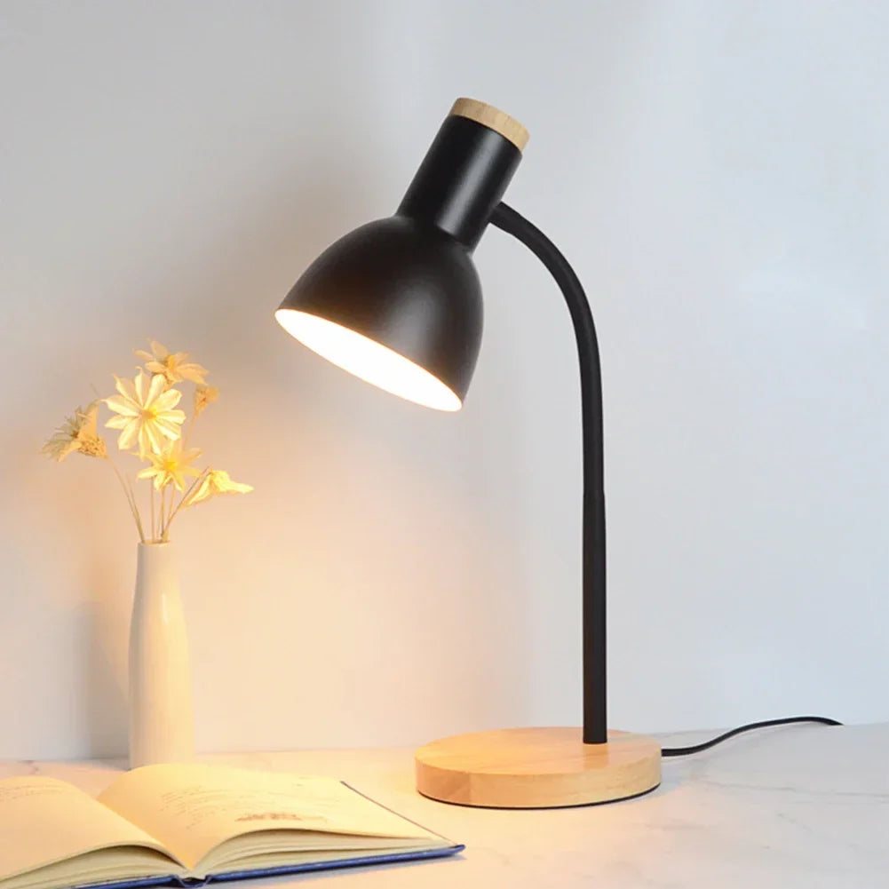 Skandinavisk Træ- og Jern LED Skrivebordslampe med Justerbar Belysning