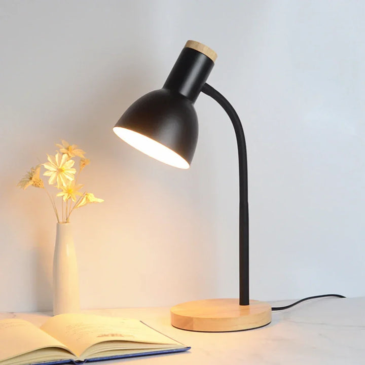 Skandinavisk Træ- og Jern LED Skrivebordslampe med Justerbar Belysning