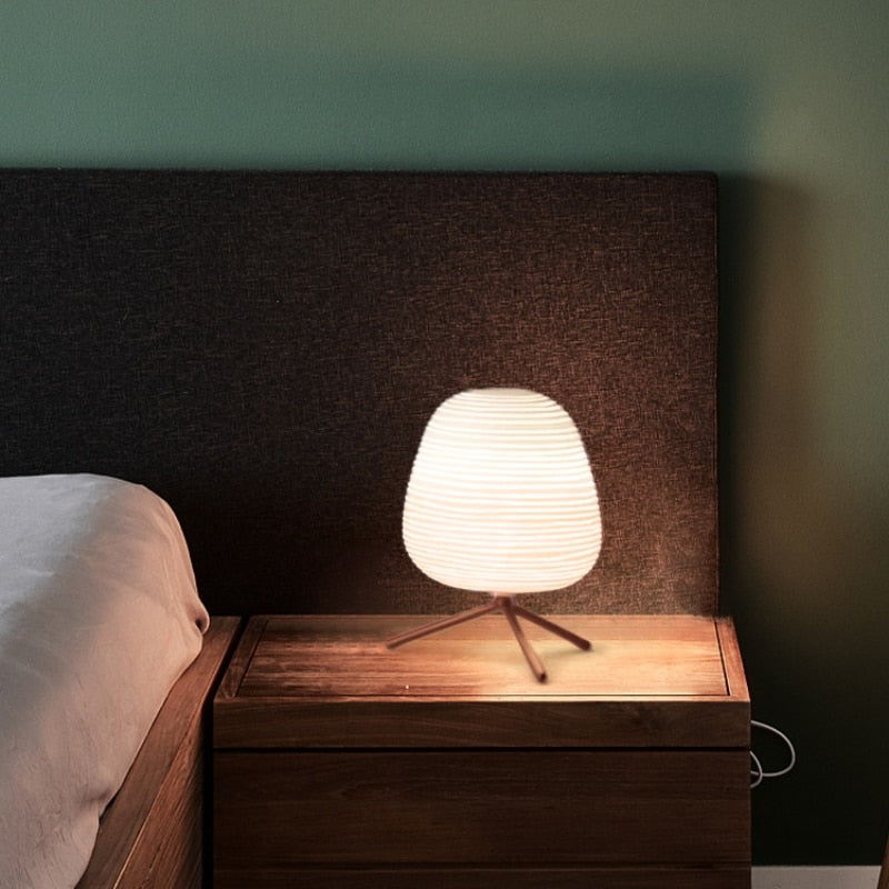 Japansk Inspireret Bordlampe med Frostet Glasdiffuser og Metalbund