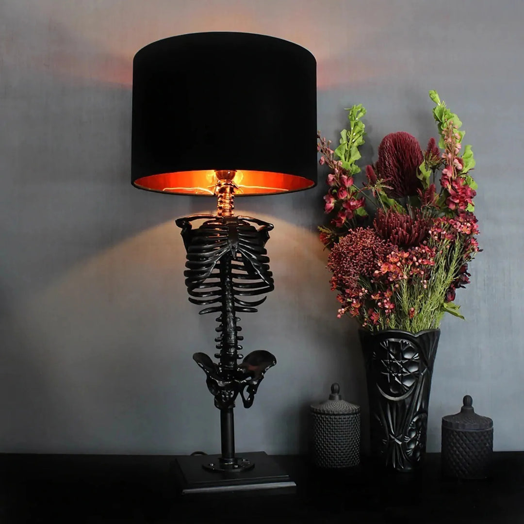 Håndlavet Gotisk Skelet Bordlampe med USB-Connector