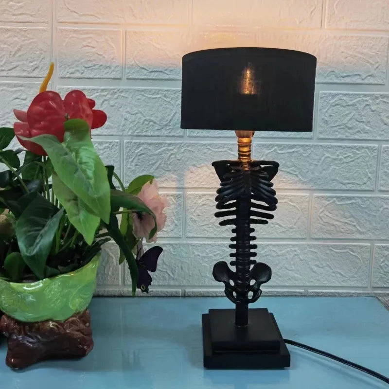 Håndlavet Gotisk Skelet Bordlampe med USB-Connector