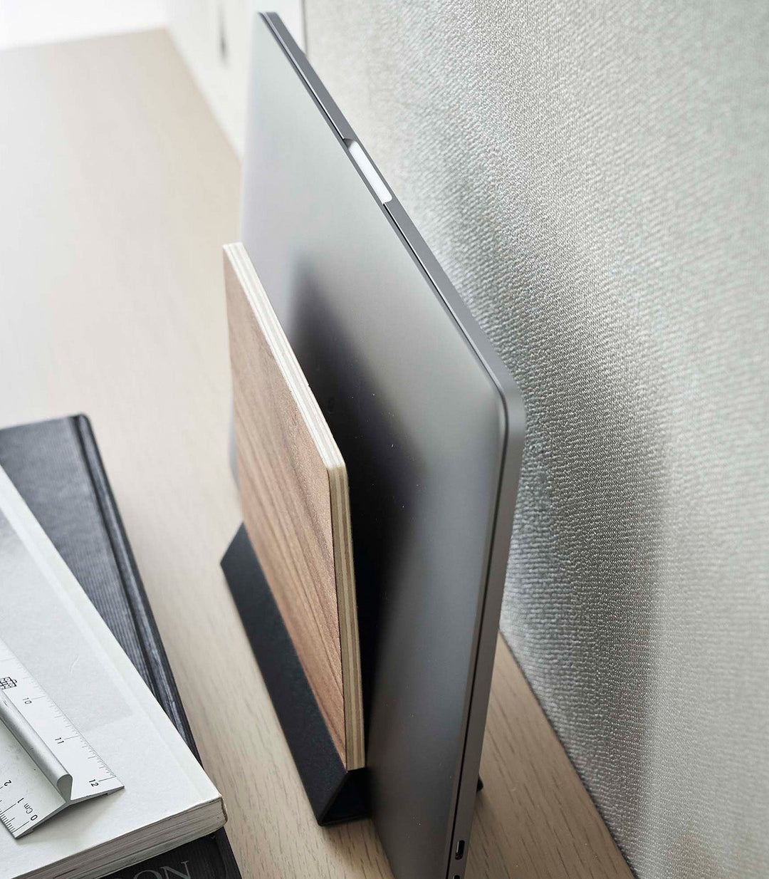 Stål- og Træ Laptop Stativ med Ergonomisk Design