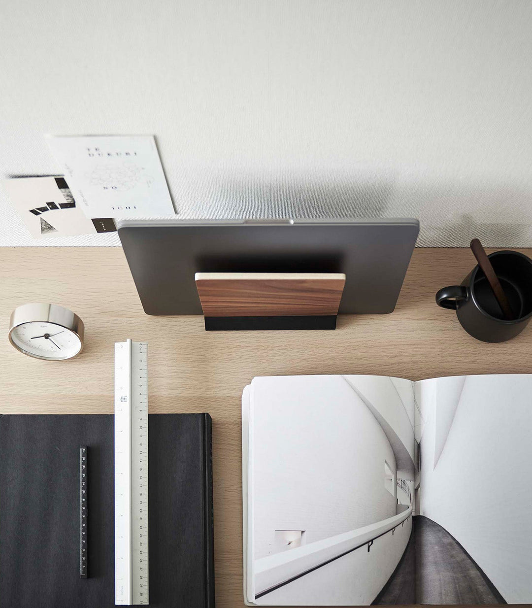 Stål- og Træ Laptop Stativ med Ergonomisk Design