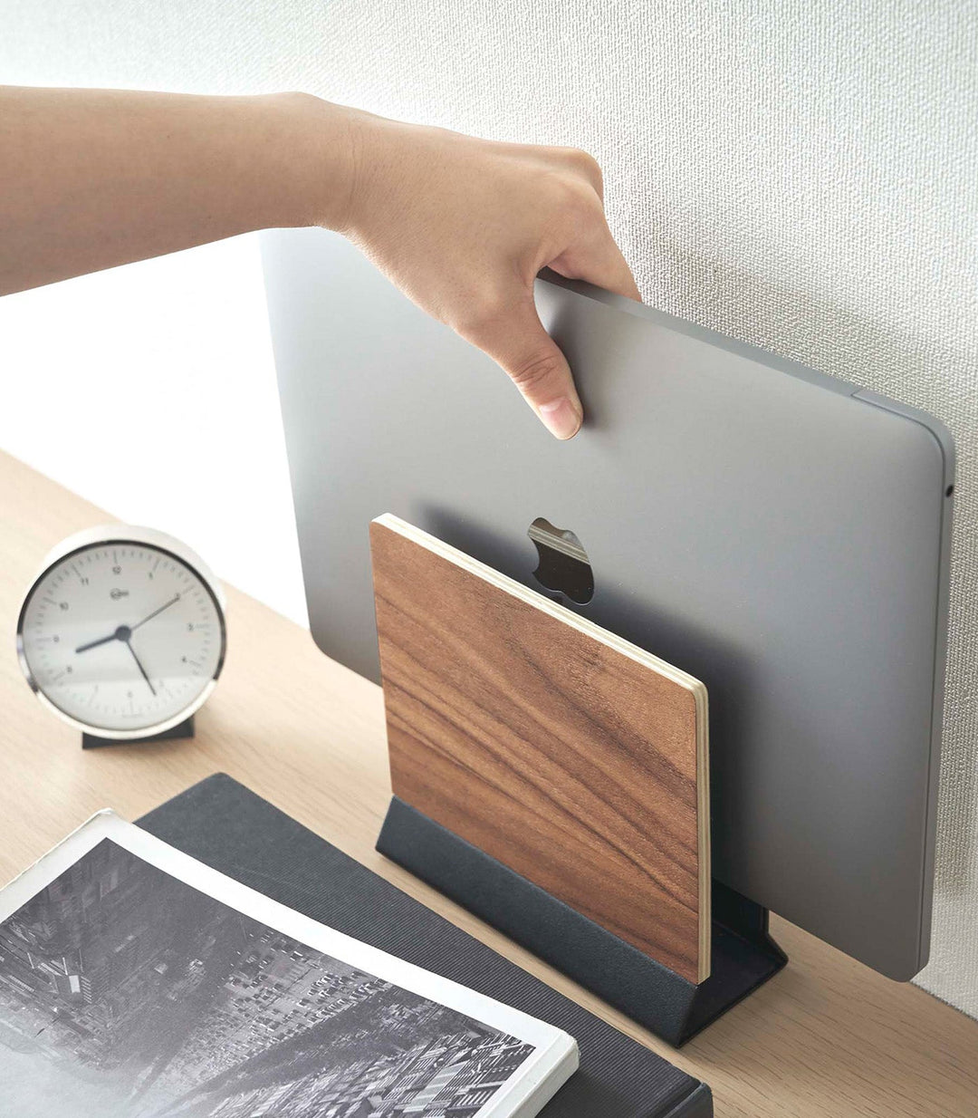 Stål- og Træ Laptop Stativ med Ergonomisk Design