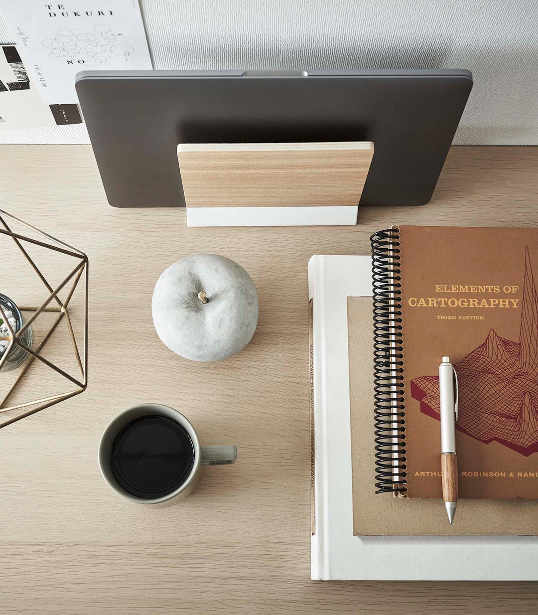 Stål- og Træ Laptop Stativ med Ergonomisk Design