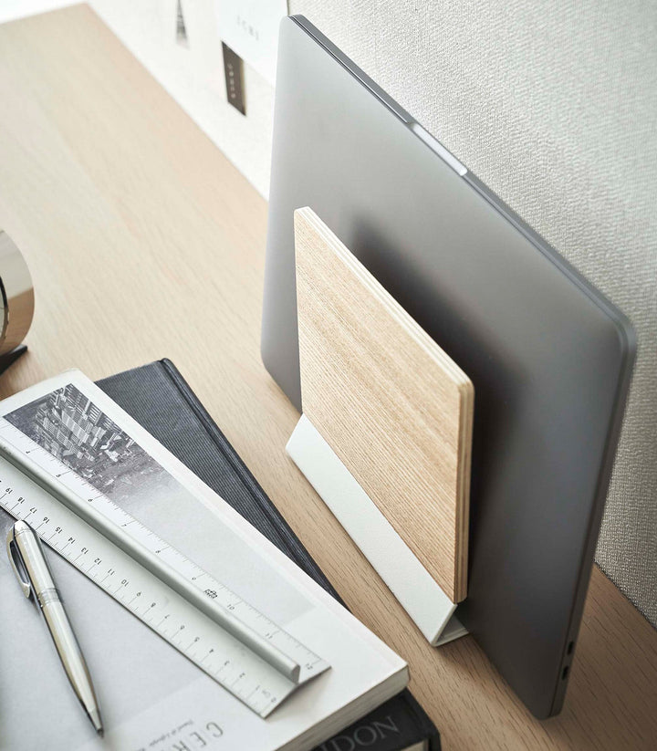 Stål- og Træ Laptop Stativ med Ergonomisk Design