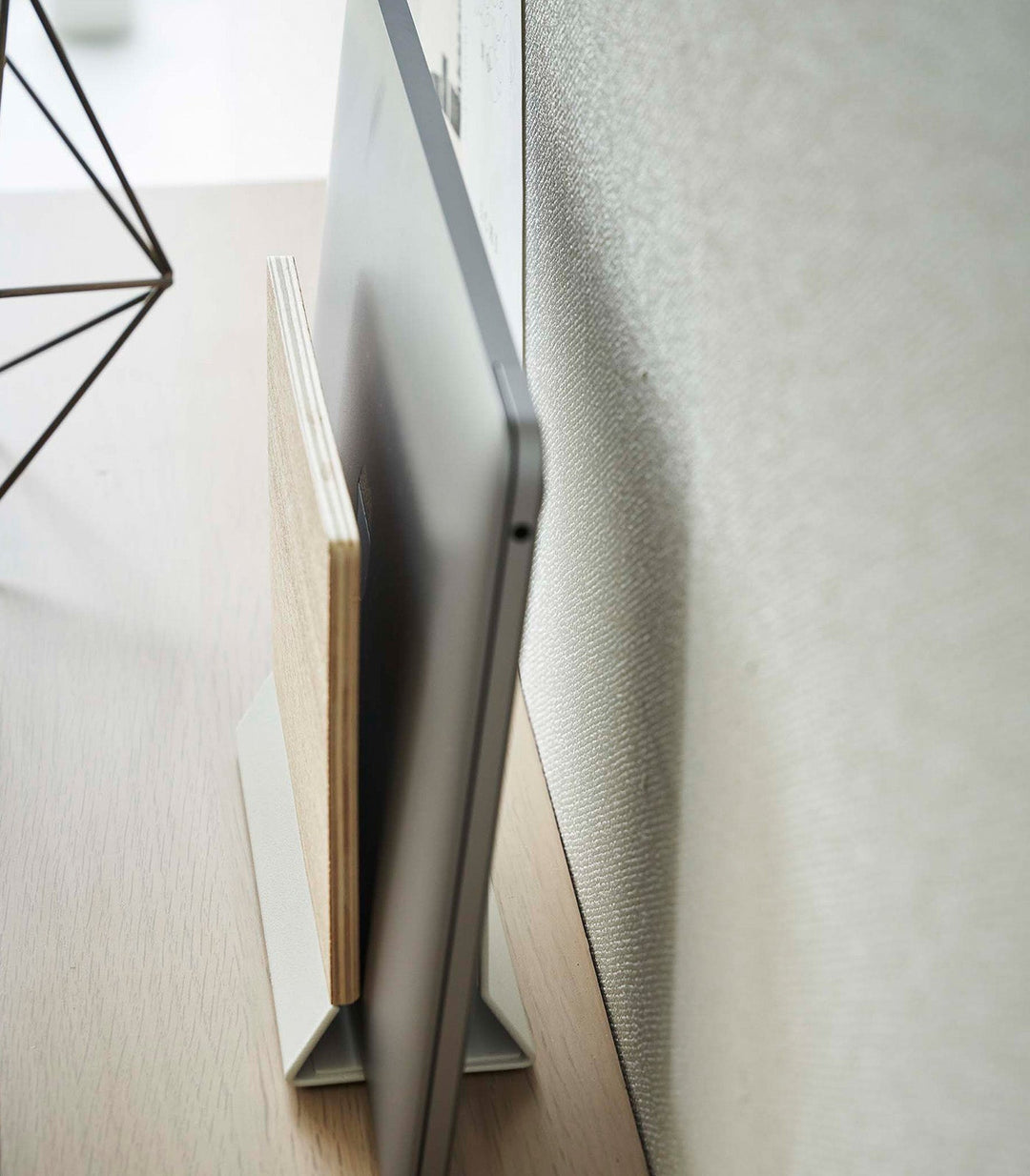 Stål- og Træ Laptop Stativ med Ergonomisk Design