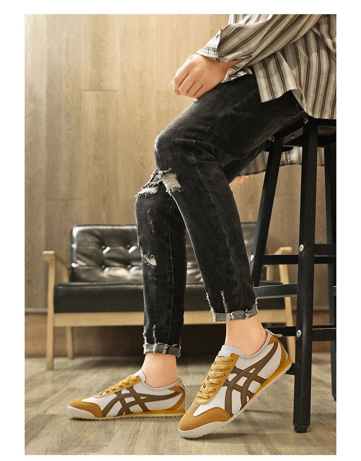 Retro sneakers med ruskindsdetaljer og kontraststriber