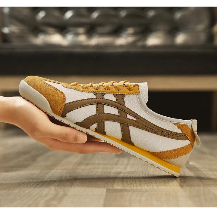 Retro sneakers med ruskindsdetaljer og kontraststriber