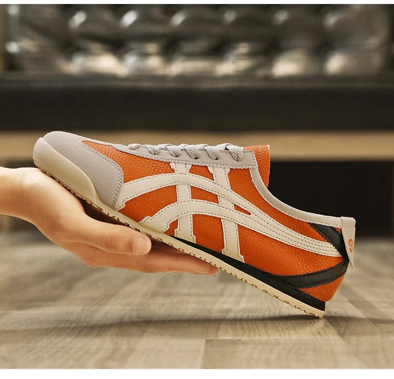 Retro sneakers med ruskindsdetaljer og kontraststriber