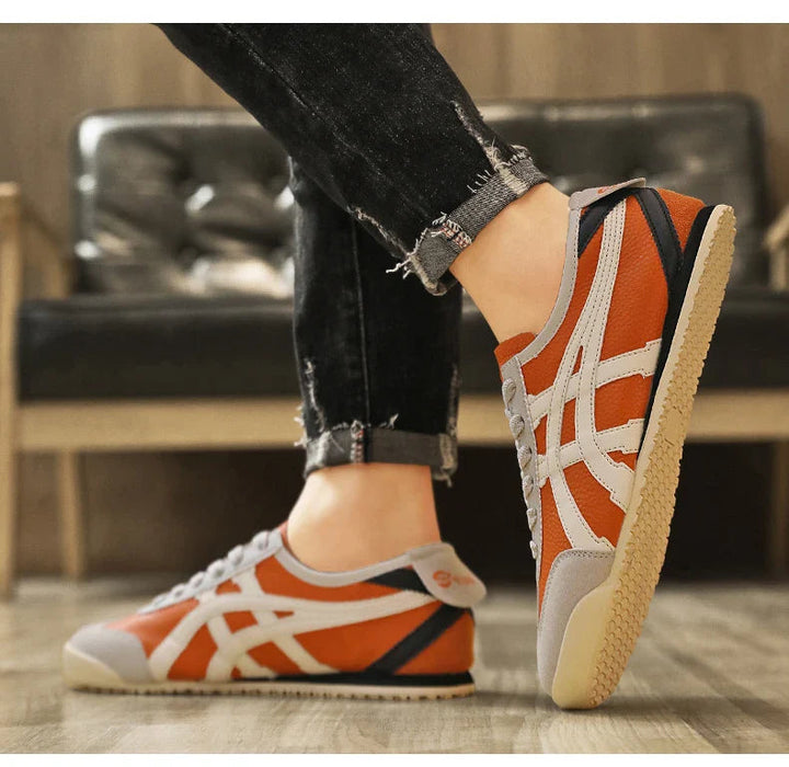 Retro sneakers med ruskindsdetaljer og kontraststriber