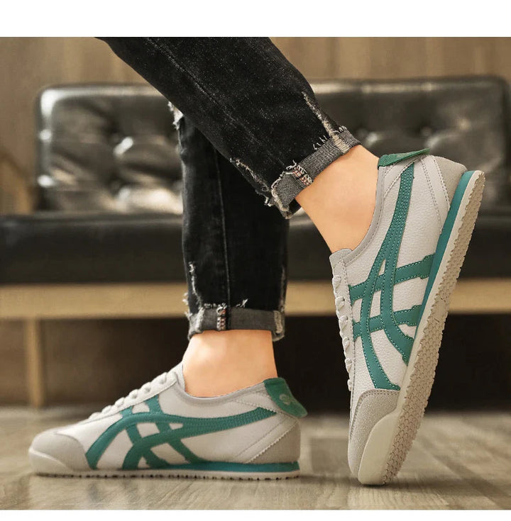 Retro sneakers med ruskindsdetaljer og kontraststriber