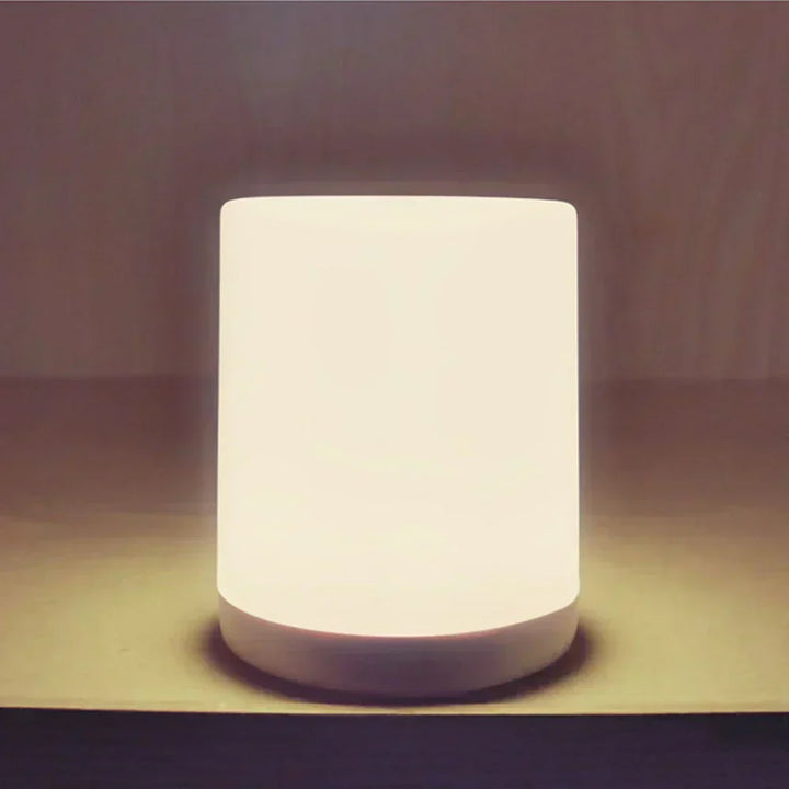 Dæmpbar LED Skrivebordslampe med USB-port og Minimalistisk Design