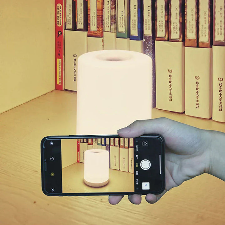 Dæmpbar LED Skrivebordslampe med USB-port og Minimalistisk Design