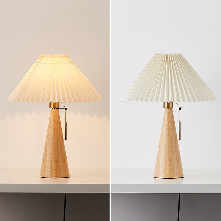 Træ- og Metalbordlampe med Plisseret Linnedskærm i Antikguld