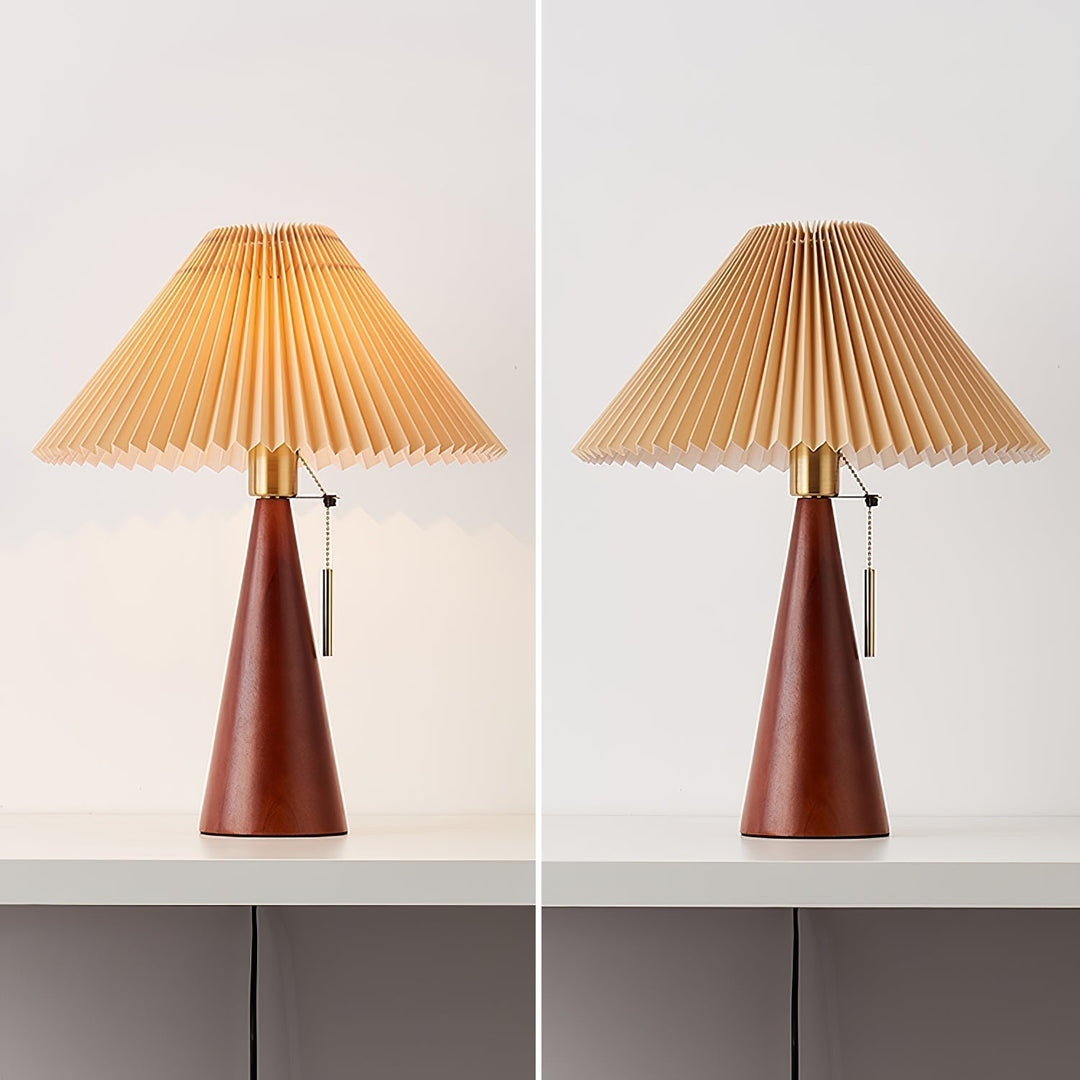 Træ- og Metalbordlampe med Plisseret Linnedskærm i Antikguld
