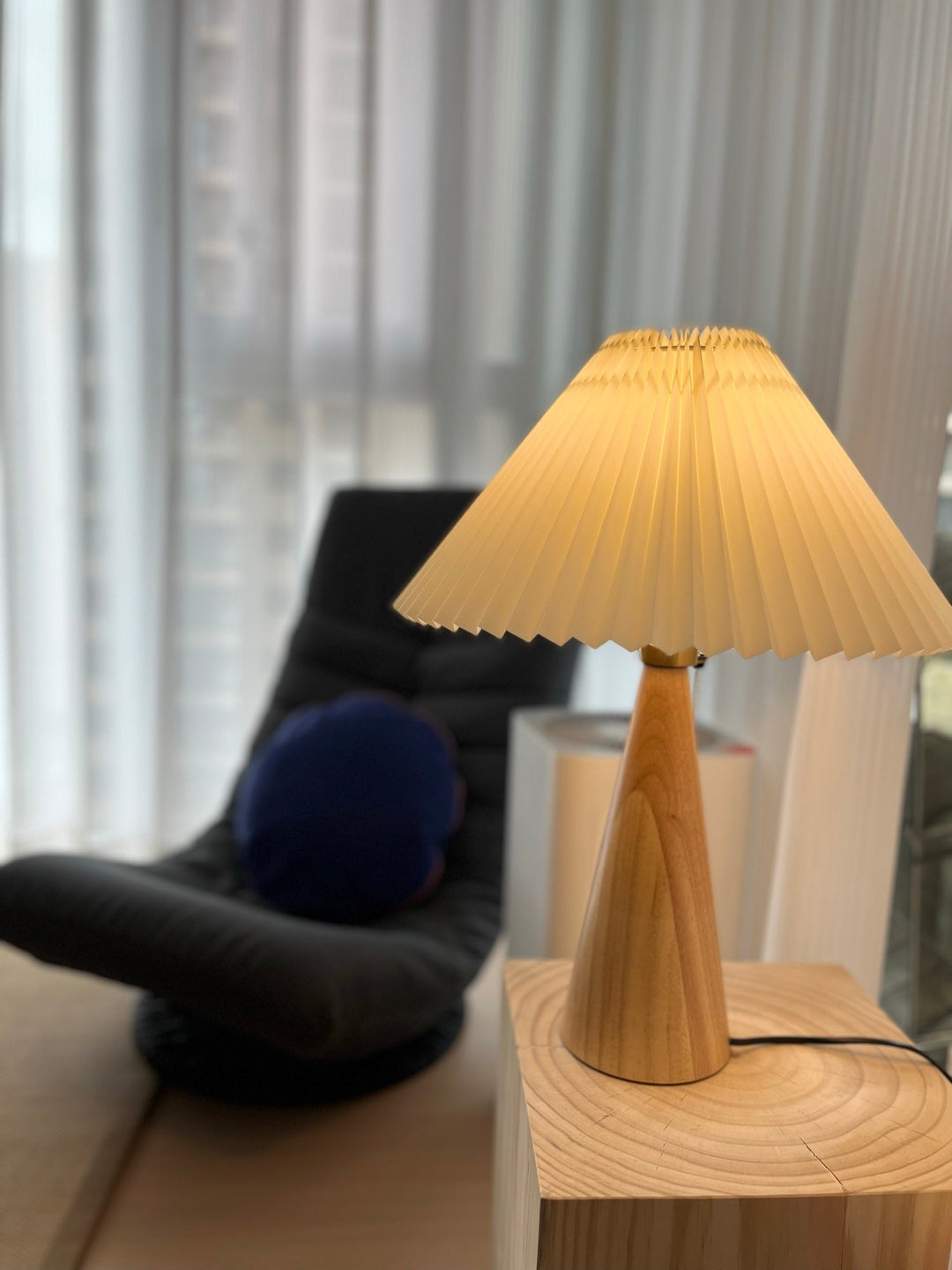 Træ- og Metalbordlampe med Plisseret Linnedskærm i Antikguld